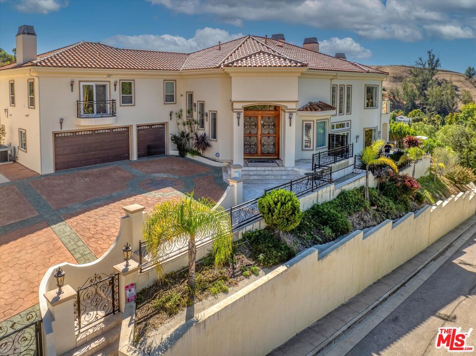 Attached, Exterior, Facade, Mediterranean