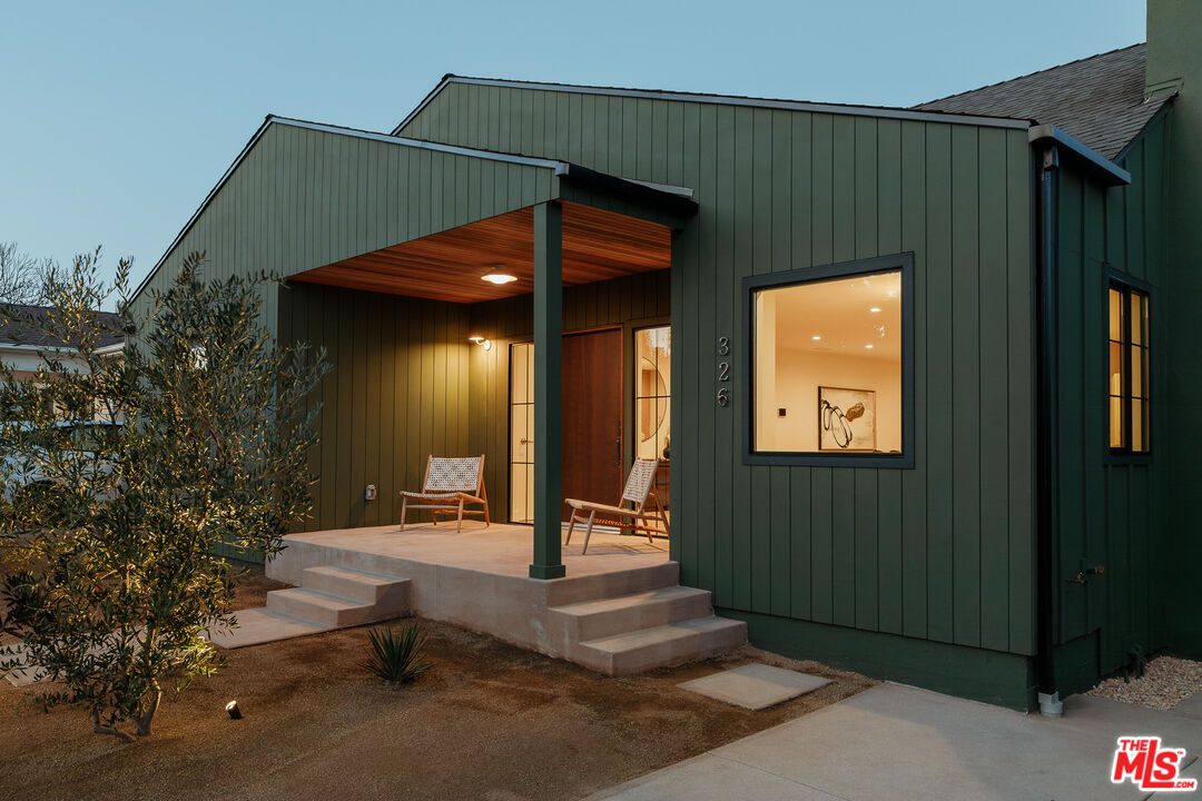 Exterior, Facade, Modern