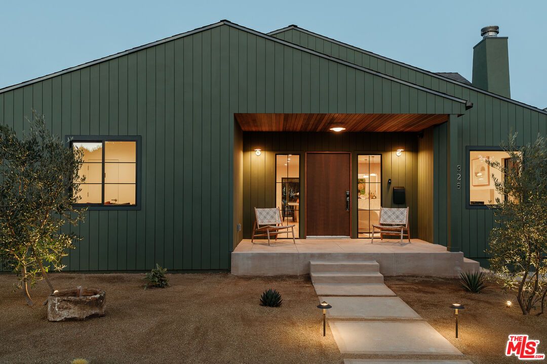 Exterior, Facade, Modern