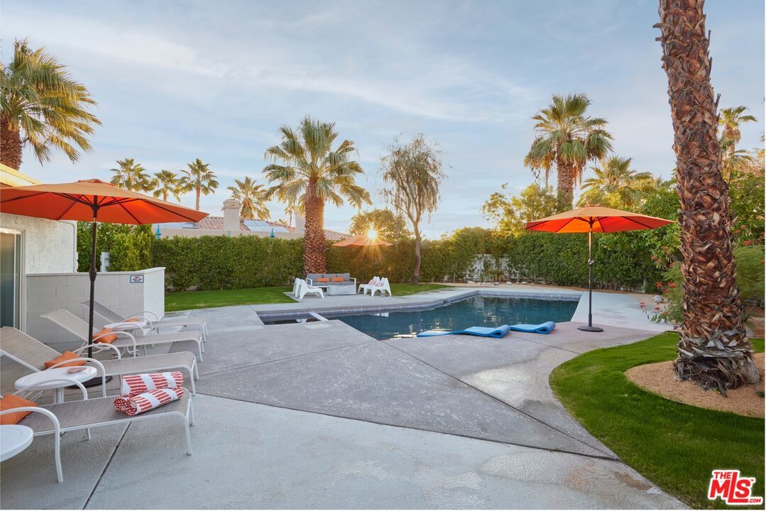 Exterior, Pool