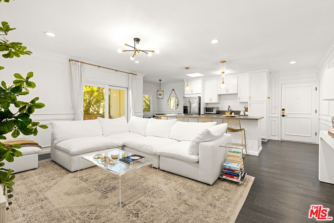 Interior, Kitchen, Living room, Pendant Lights, Recessed Lighting, Wood Texture Flooring