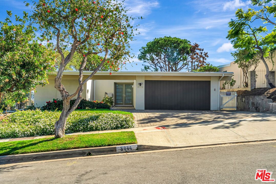 Attached, Exterior, Facade, Ranch