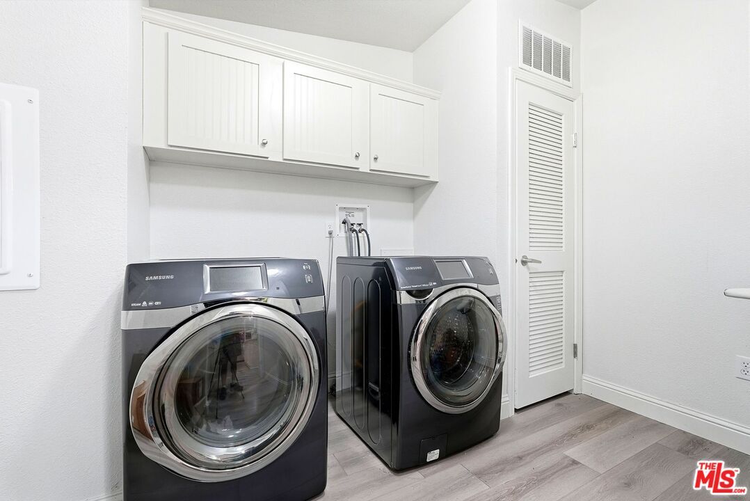 Interior, Washer, Wood Texture Flooring