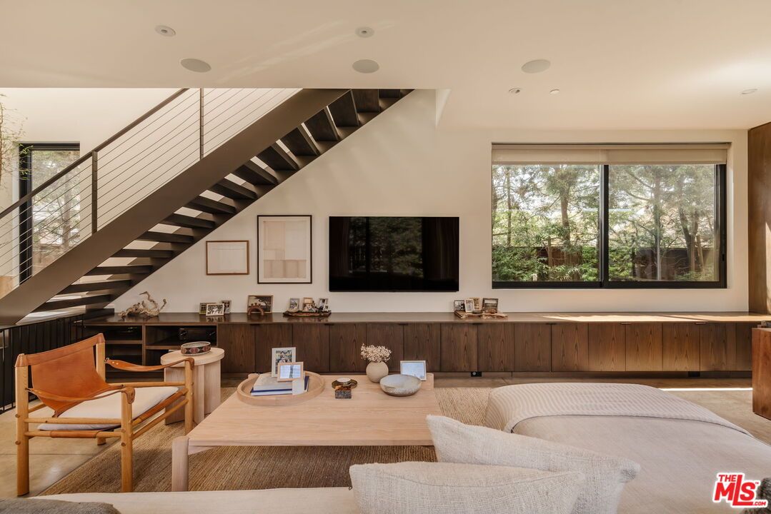 Interior, Living room, Pendant Lights, Recessed Lighting, Wood Texture Flooring