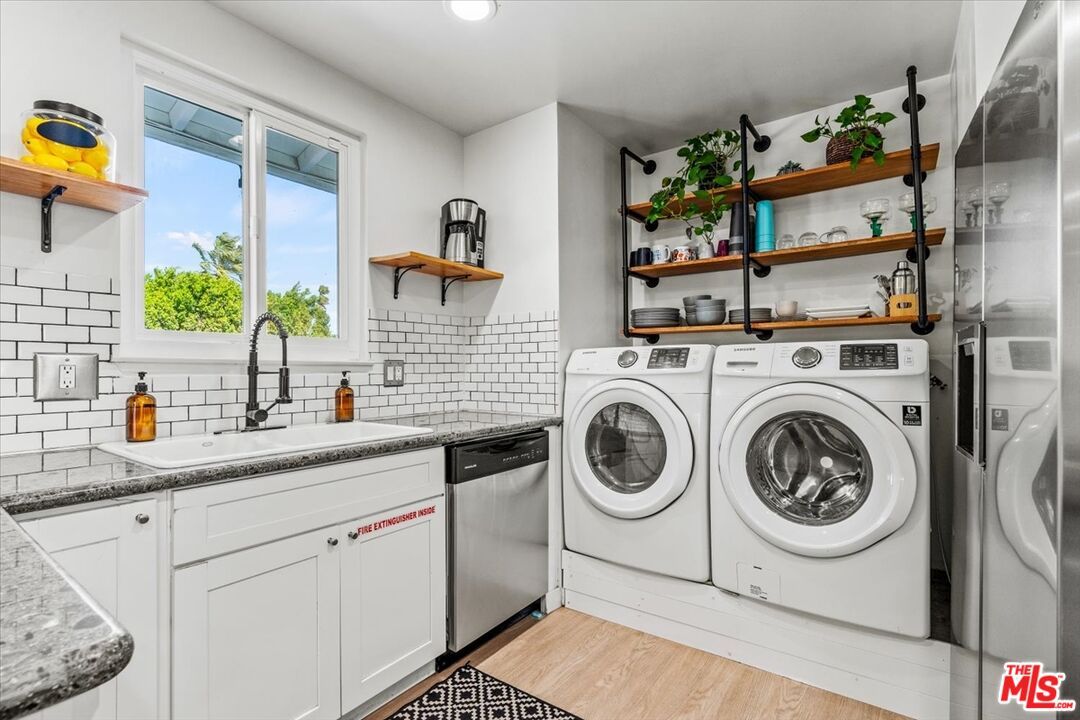 Interior, Recessed Lighting, Washer, Wood Texture Flooring