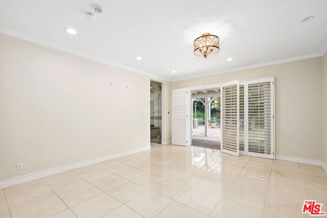 Chandelier, Empty room, Interior, Recessed Lighting