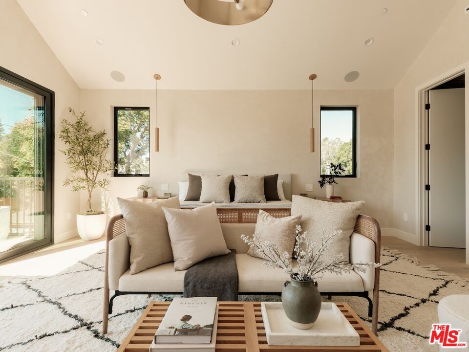 Interior, Living room, Pendant Lights, Recessed Lighting