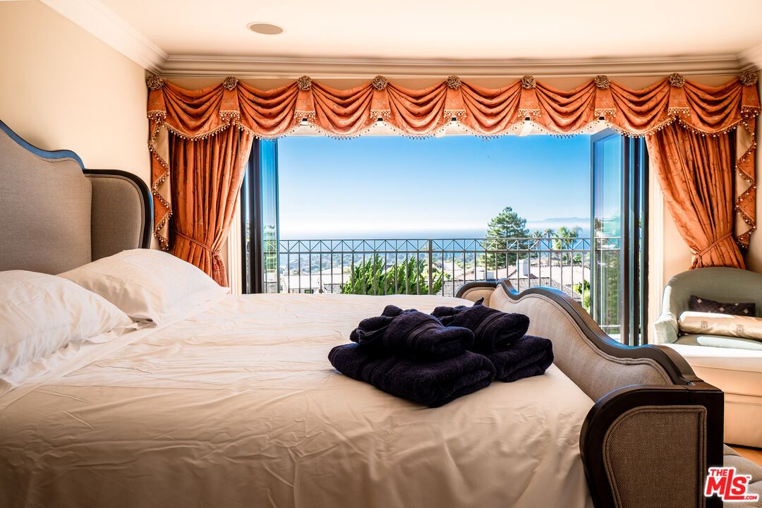 Bedroom, Interior, Water