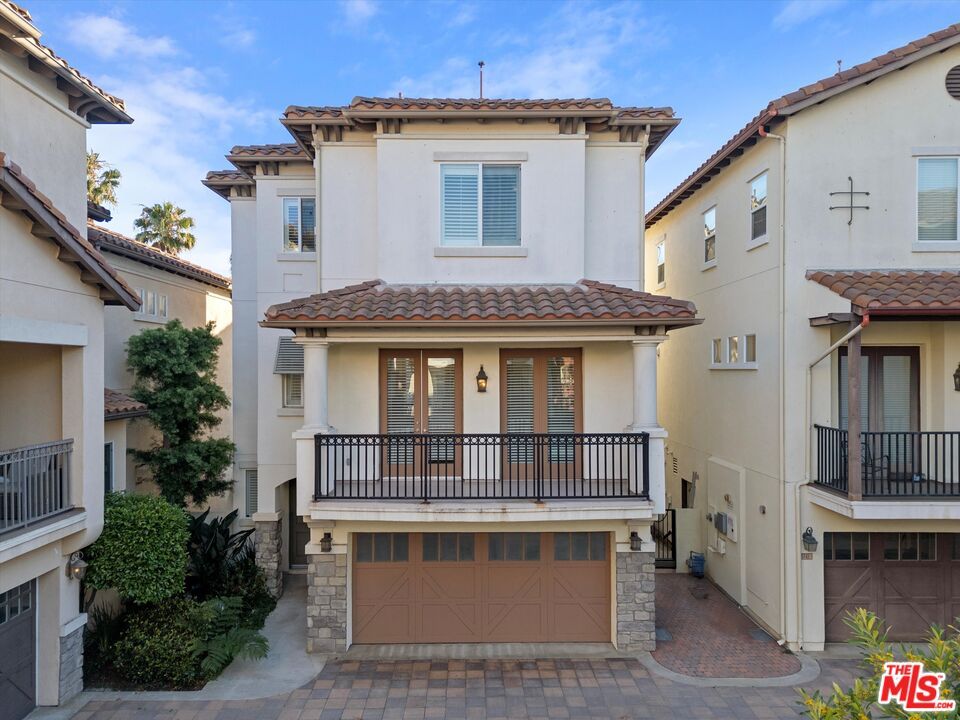 Attached, Exterior, Facade, Mediterranean