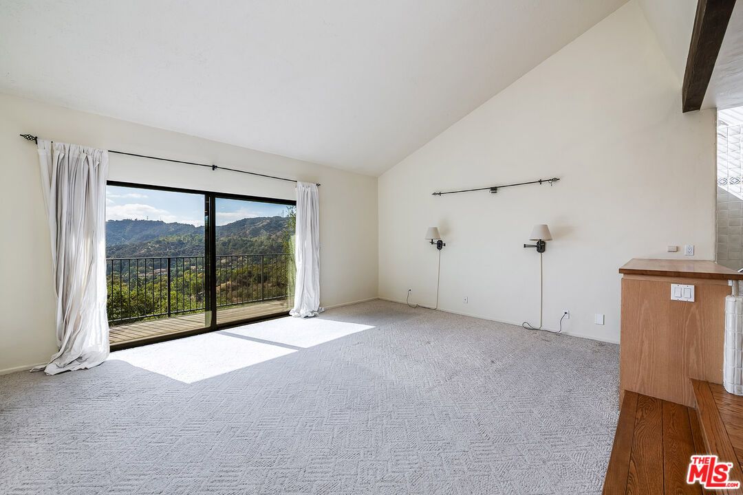 Empty room, Interior, Wooden Beams