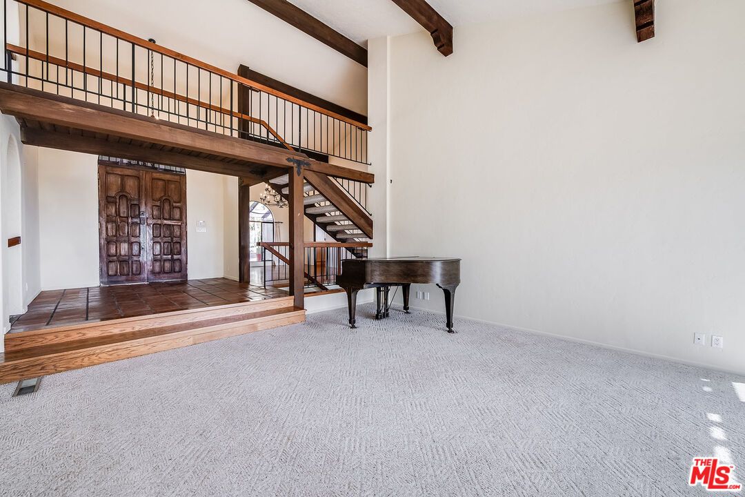 Interior, Piano, Wooden Beams