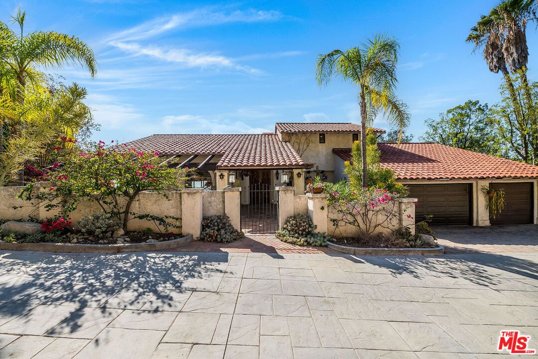 Attached, Exterior, Facade, Mediterranean