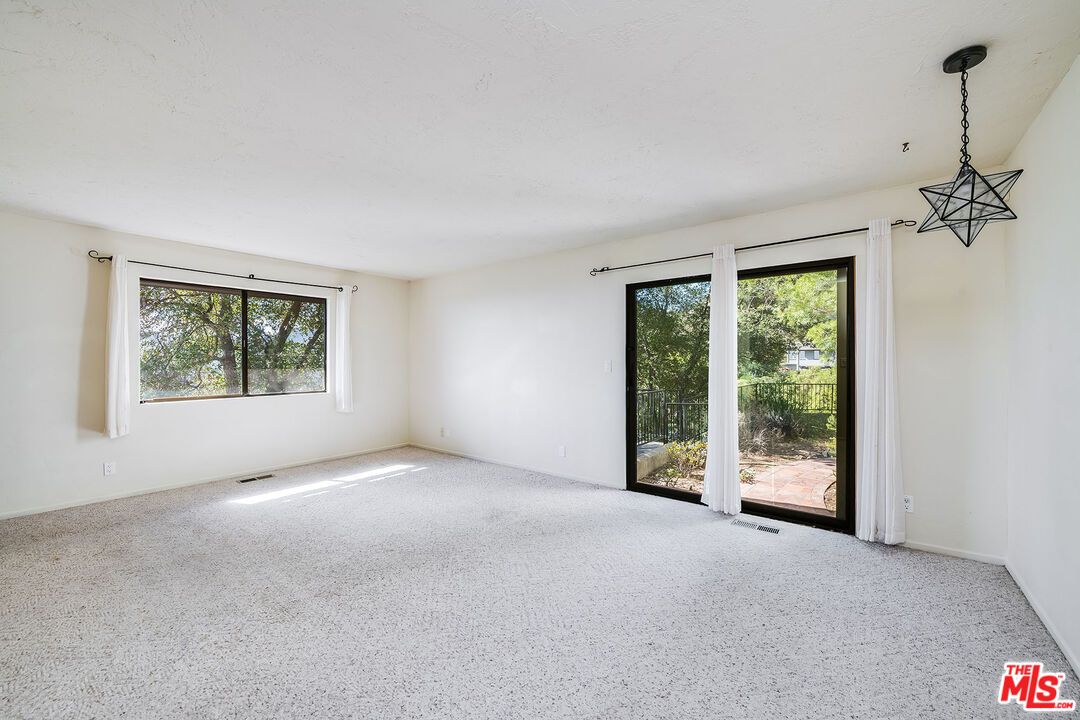 Empty room, Interior, Pendant Lights