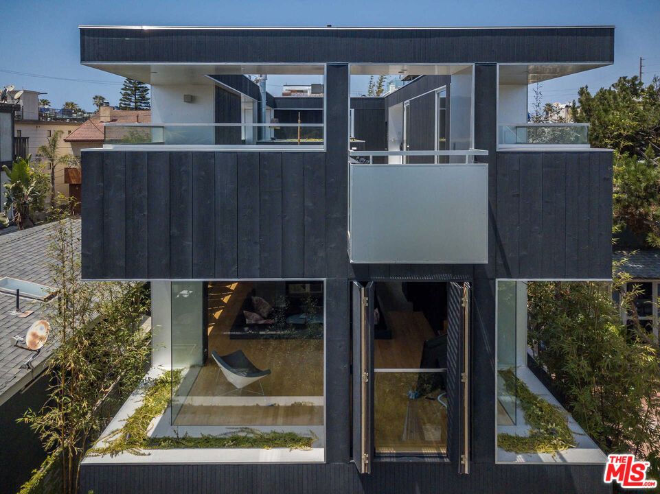 Exterior, Facade, Modern