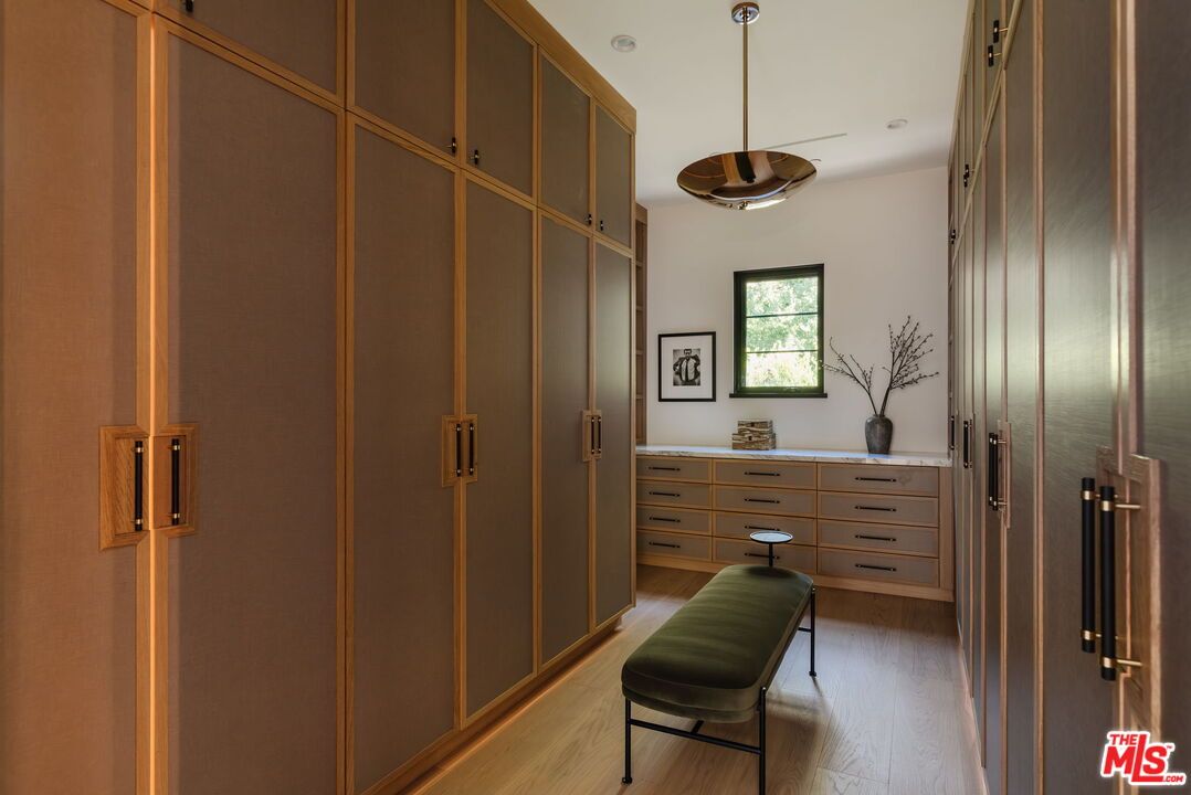 Interior, Pendant Lights, Recessed Lighting, Walk-in Closets, Wood Texture Flooring