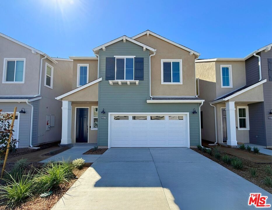 Attached, Exterior, Facade, American Craftsman