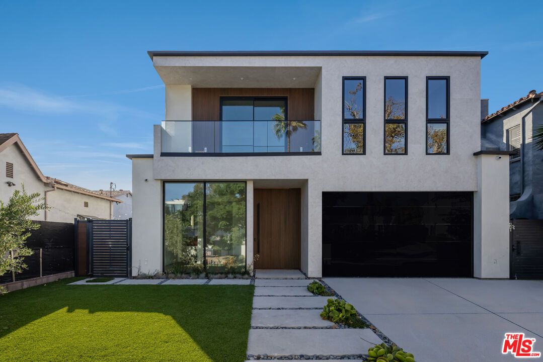 Attached, Backyard, Exterior, Facade, Modern