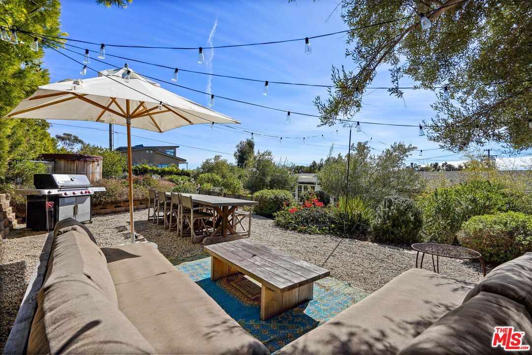 Backyard, Exterior, Outdoor Kitchen