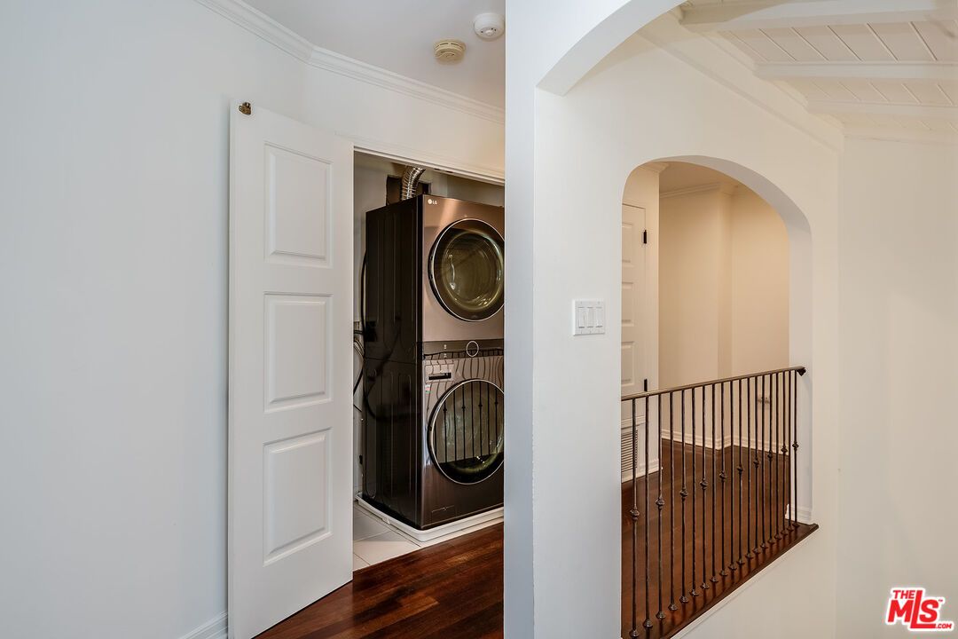 Interior, Washer, Wood Texture Flooring