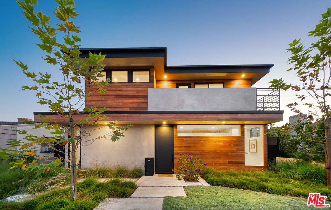 Exterior, Facade, Modern