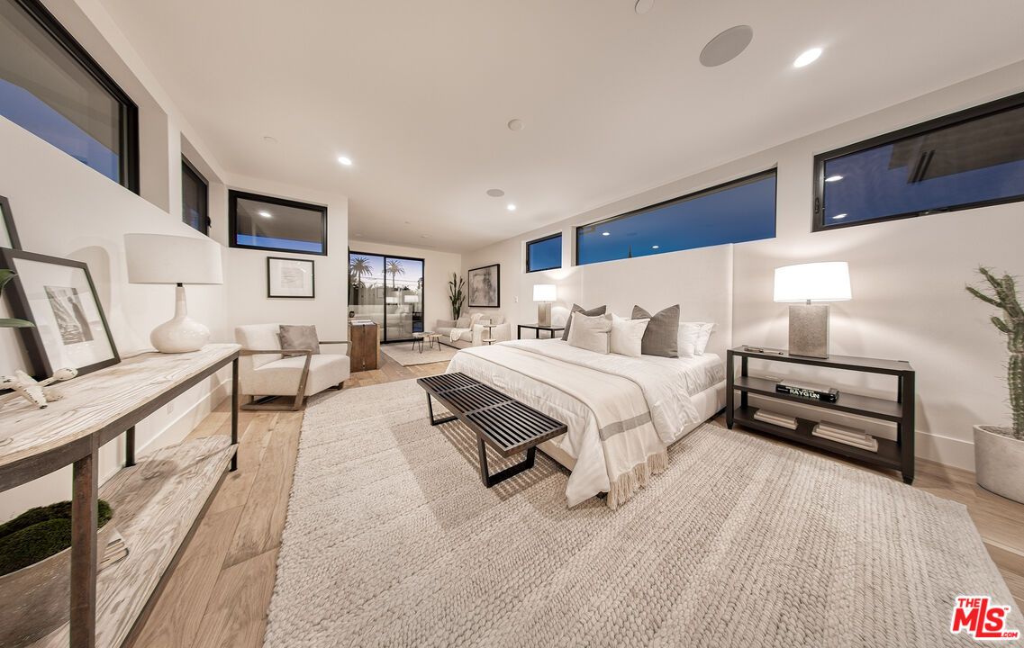 Bedroom, Interior, Living room, Recessed Lighting, Wood Texture Flooring