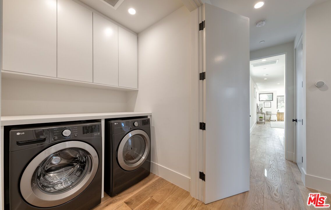 Interior, Recessed Lighting, Washer, Wood Texture Flooring