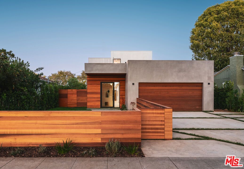 Attached, Backyard, Exterior, Facade, Modern