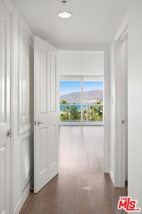 Interior, Recessed Lighting, Water, Wood Texture Flooring