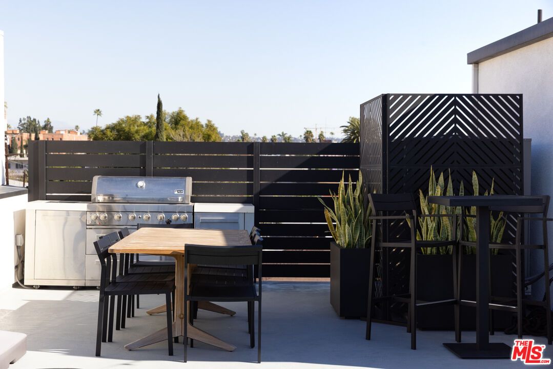 Exterior, Outdoor Kitchen