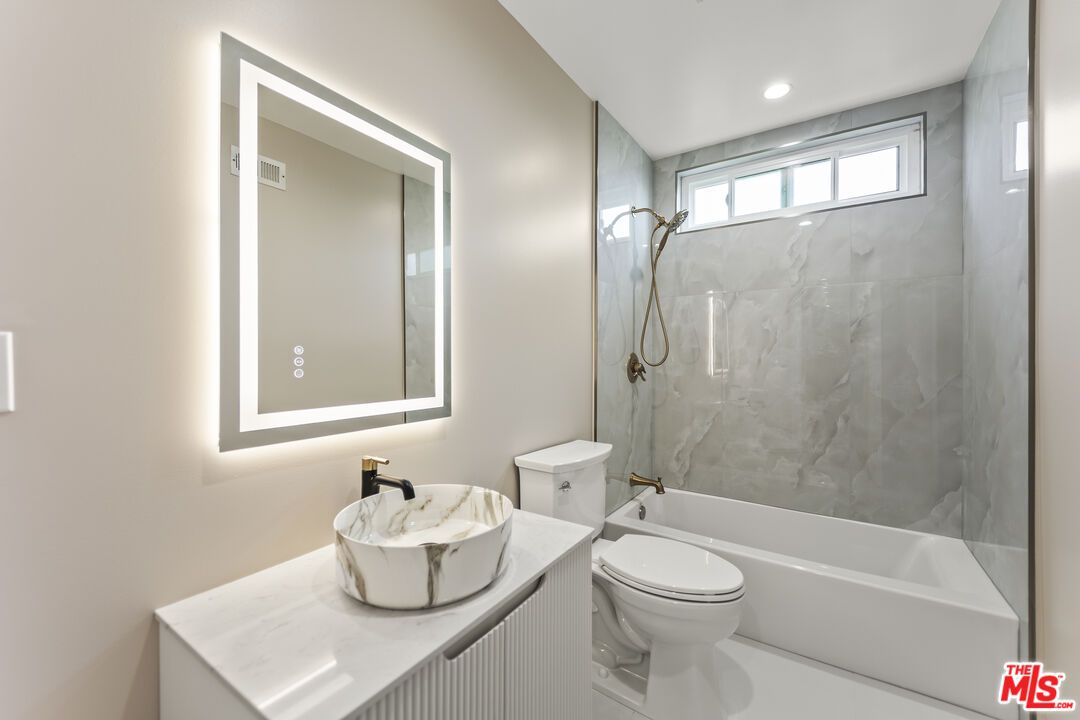 Bathroom, Interior, Marble Walls, Recessed Lighting