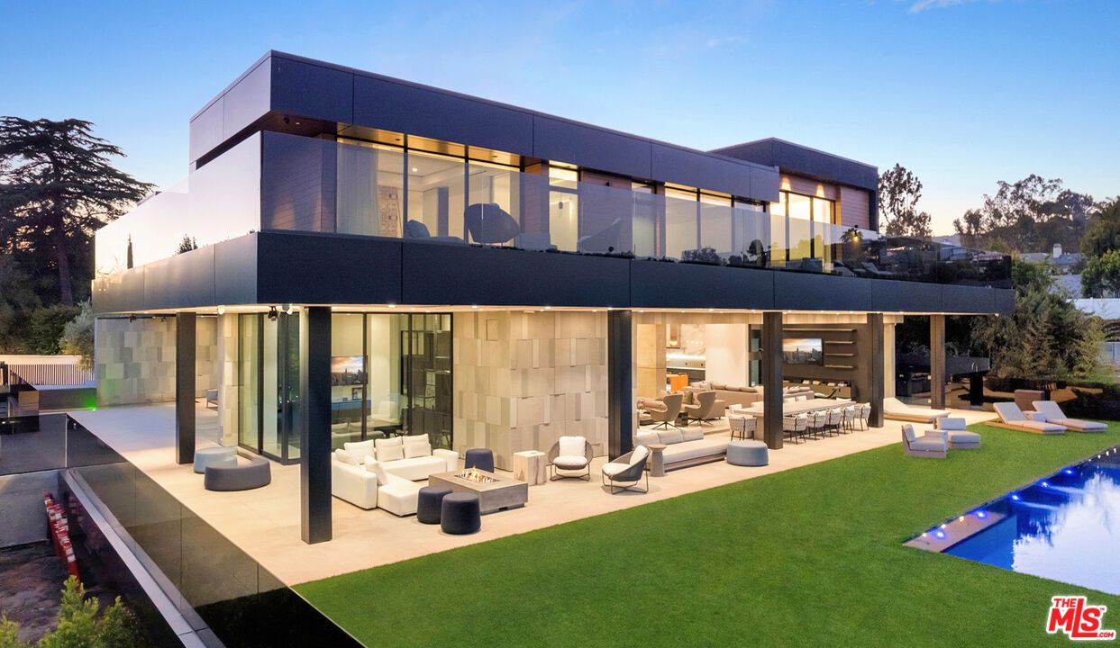 Backyard, Exterior, Facade, Modern