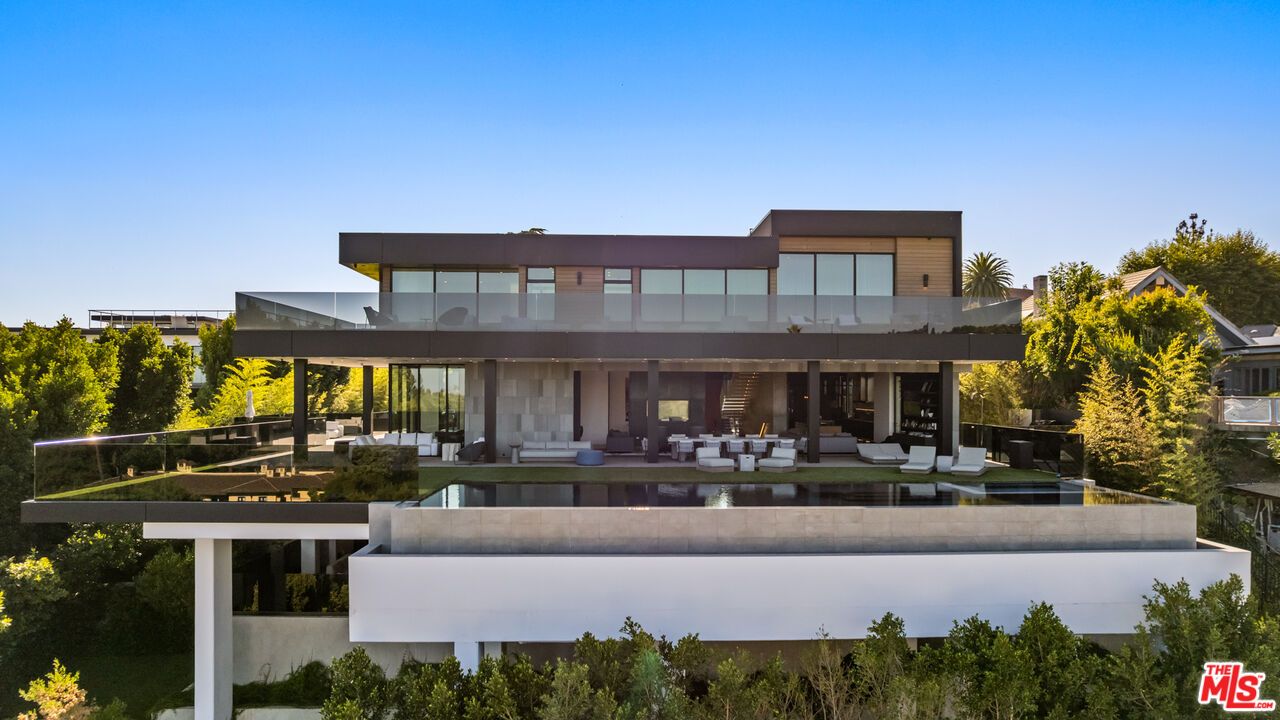 Backyard, Exterior, Facade, Modern