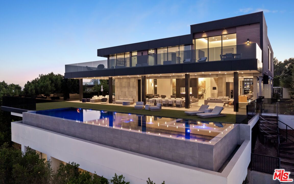 Backyard, Exterior, Facade, Pool, Modern