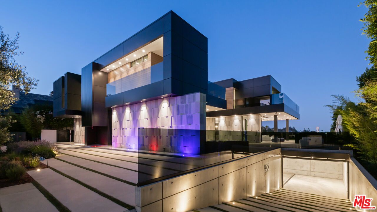 Exterior, Facade, Modern