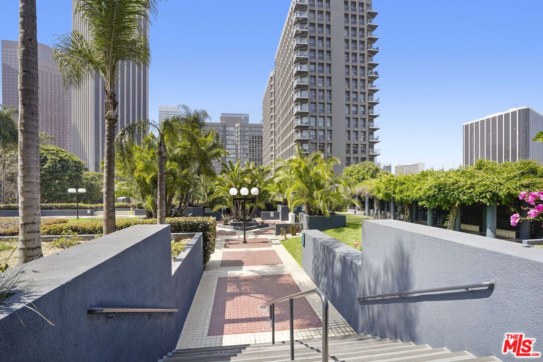 Exterior, Facade, Highrise