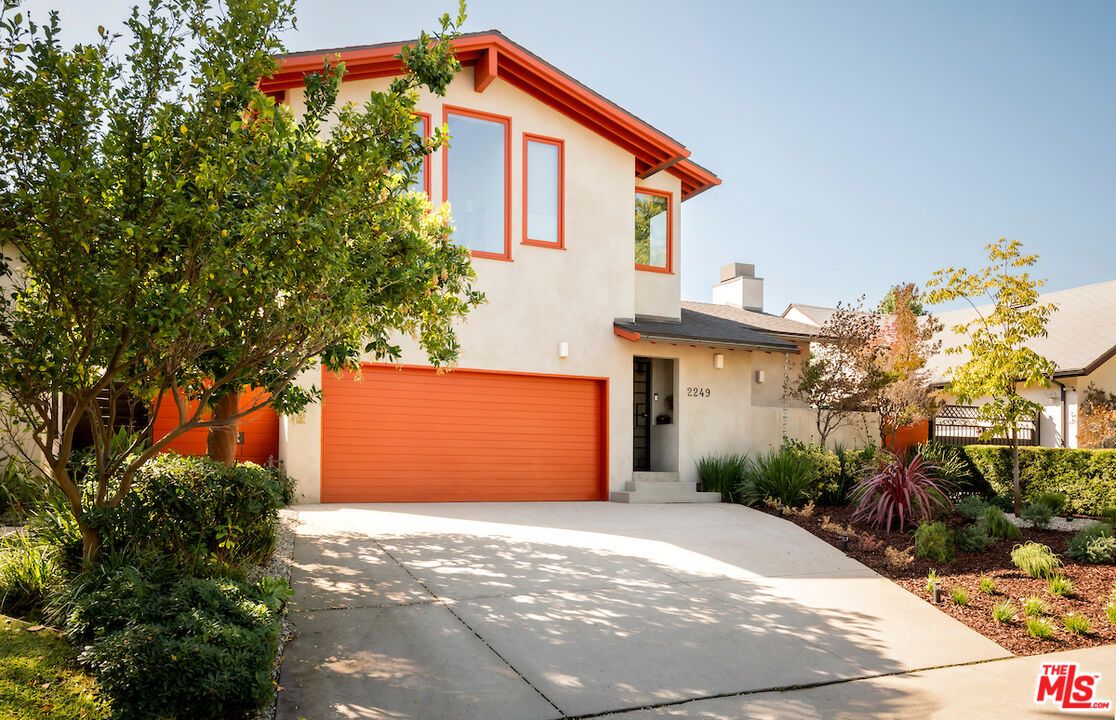 Attached, Exterior, Facade, Modern