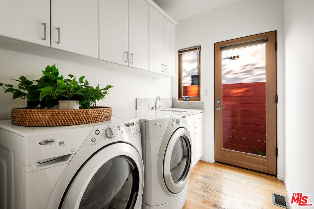 Interior, Washer, Wood Texture Flooring
