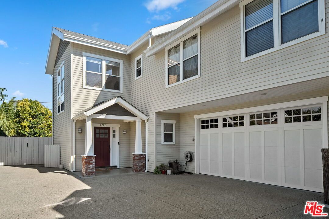 Attached, Exterior, Facade, Rowhouse