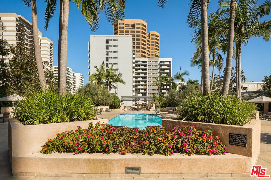 Exterior, Facade, Pool, Condo Building