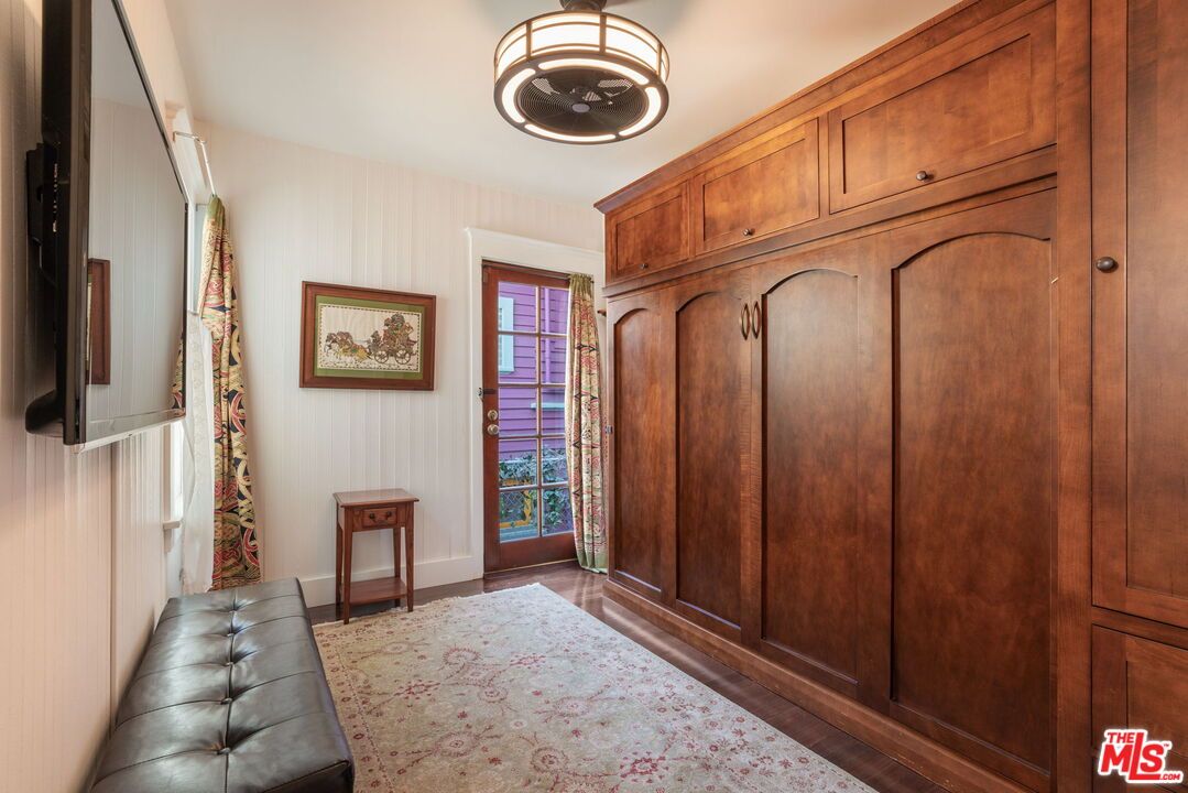 Interior, Pendant Lights, Wood Texture Flooring