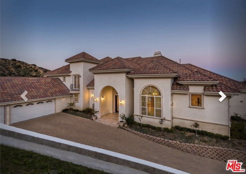 Attached, Exterior, Facade, Mediterranean