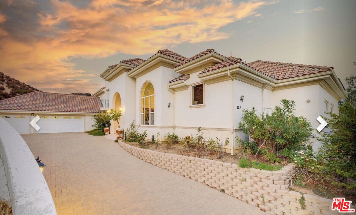 Attached, Exterior, Facade, Mediterranean