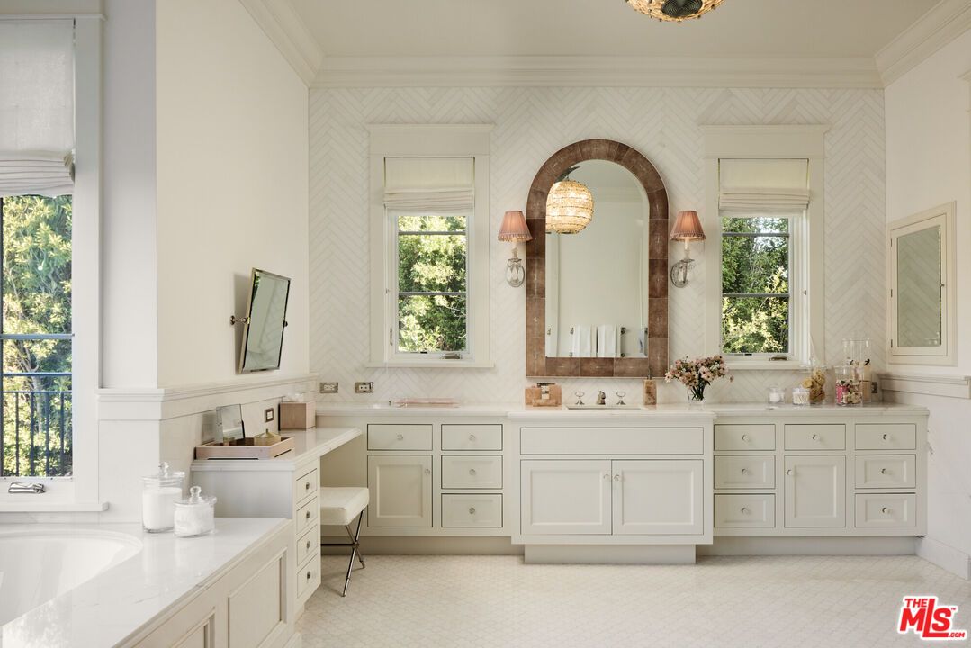 Bathroom, Dual Sink Vanities, Interior