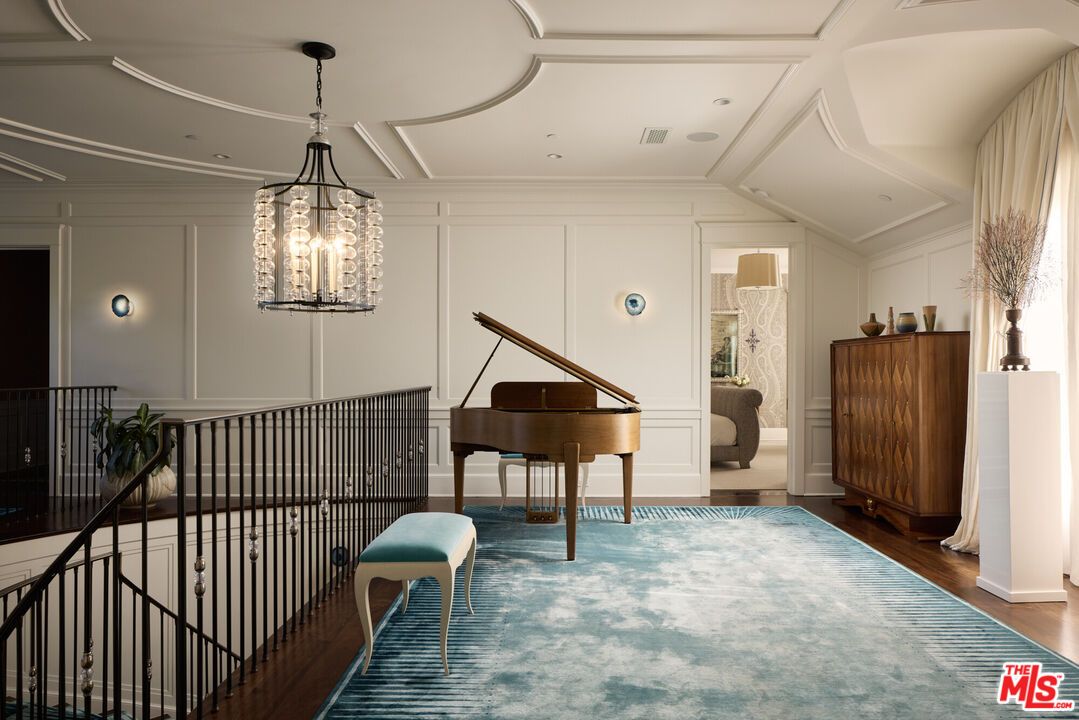 Interior, Pendant Lights, Piano, Recessed Lighting, Wood Texture Flooring