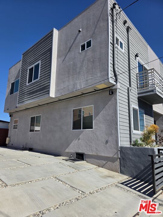 Exterior, Facade, Modern