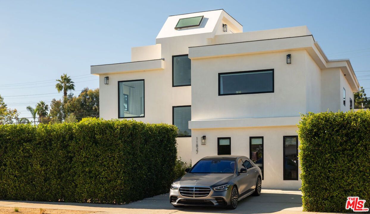 Exterior, Facade, Modern