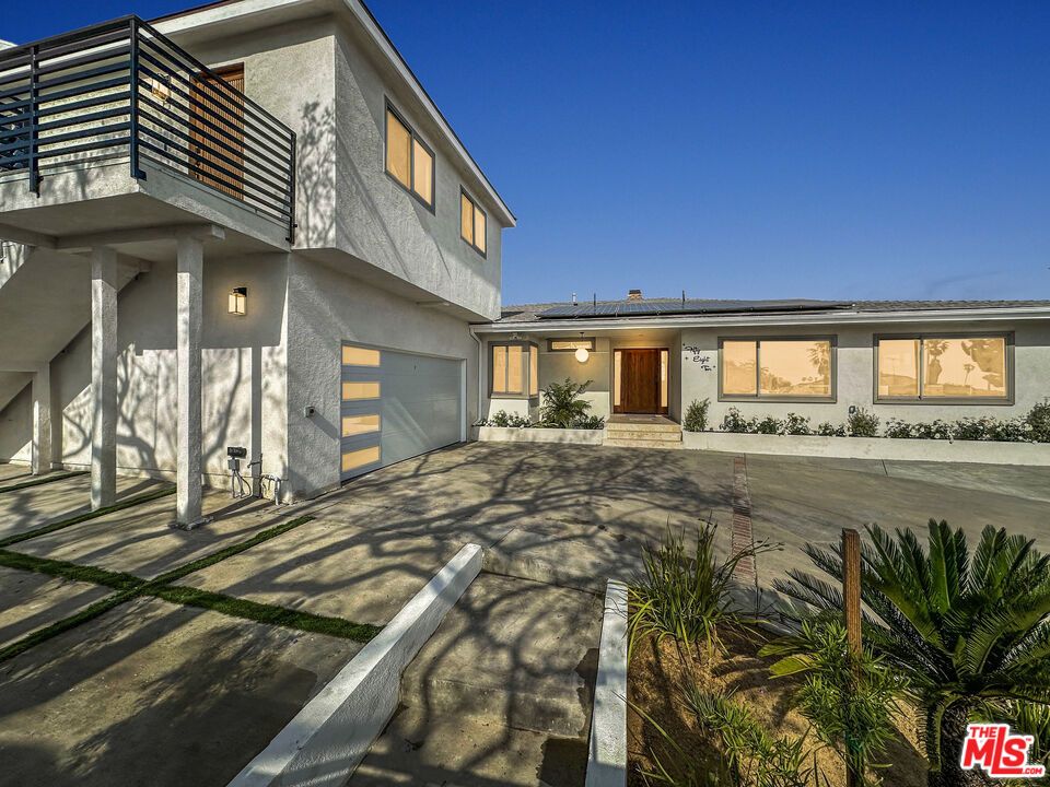 Attached, Exterior, Facade, Modern