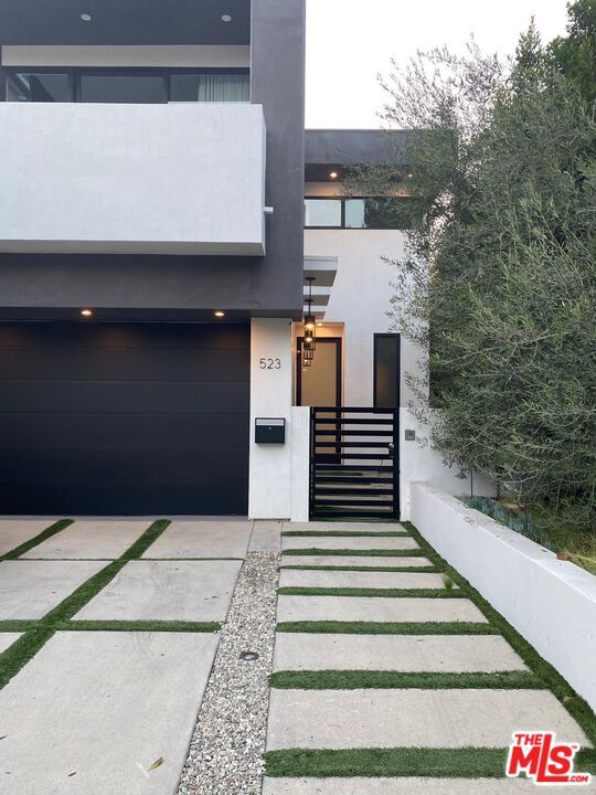 Attached, Exterior, Facade, Modern