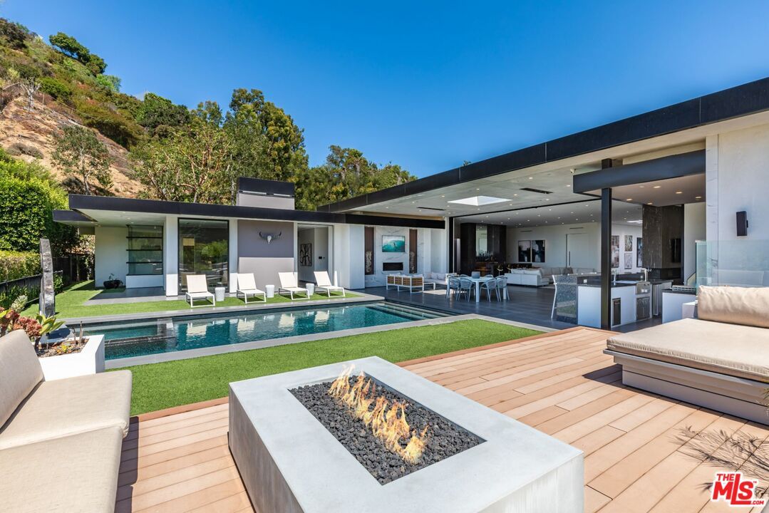 Exterior, Outdoor Kitchen, Pool