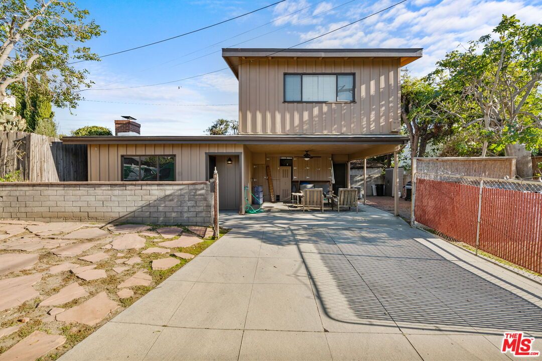 Exterior, Facade, Split Level